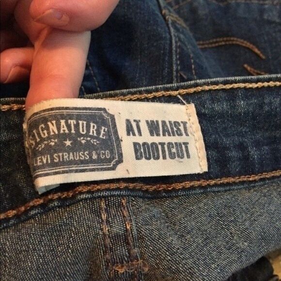 Levi's signature at waist bootcut jeans. Size 00 or 24R medium wash clean look - Picture 3 of 6